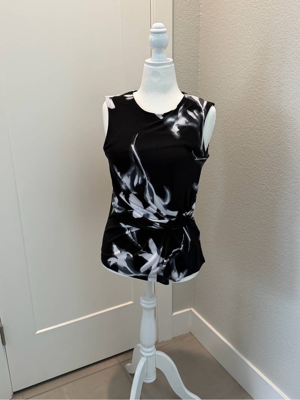 Calvin Klein Sleeveless Black & White Abstract Print Women's Top